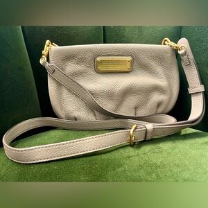 Beautiful condition, no wear on leather or hardware!